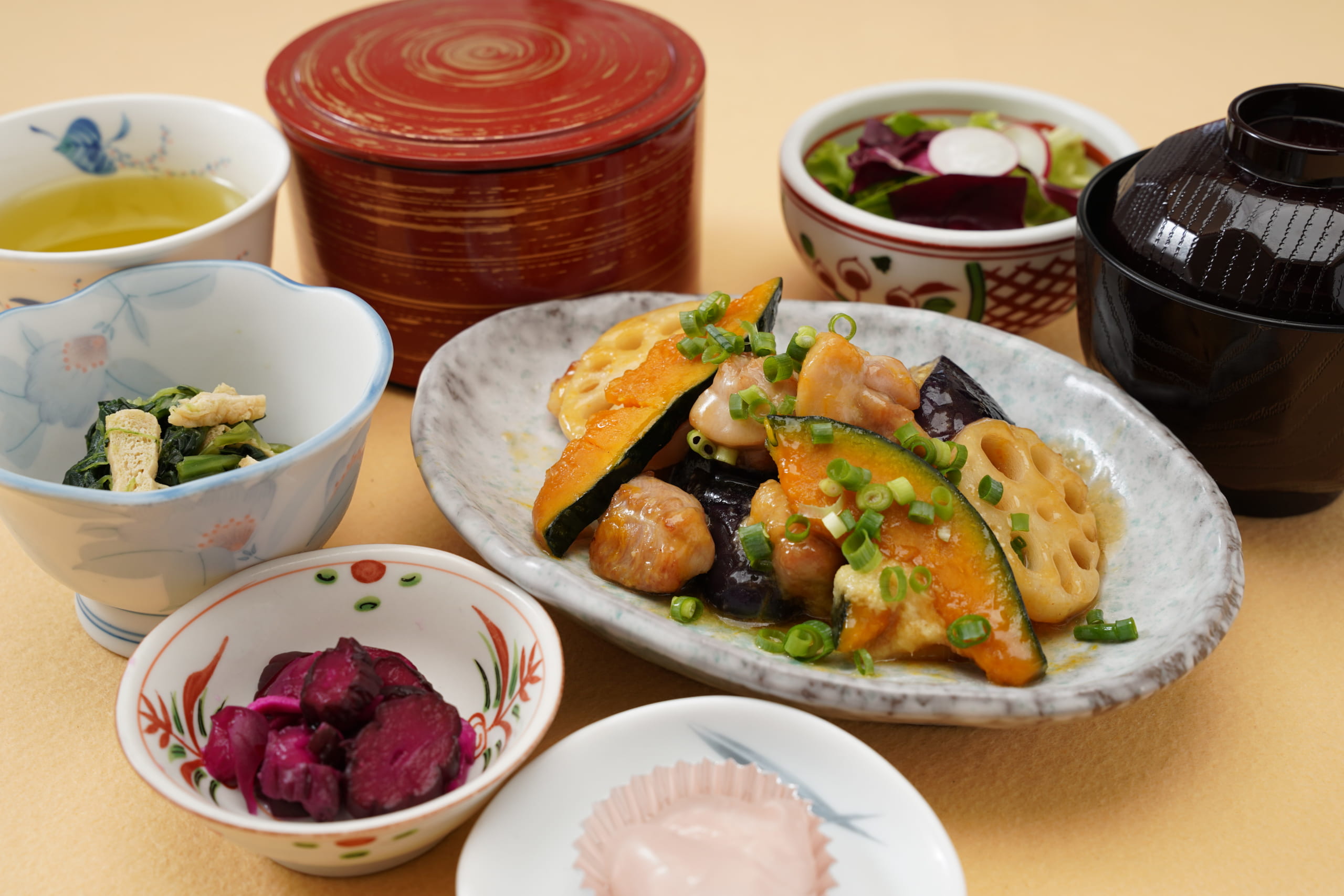 写真：週替メニュー『野菜と鶏肉の甘酢あんかけ定食』