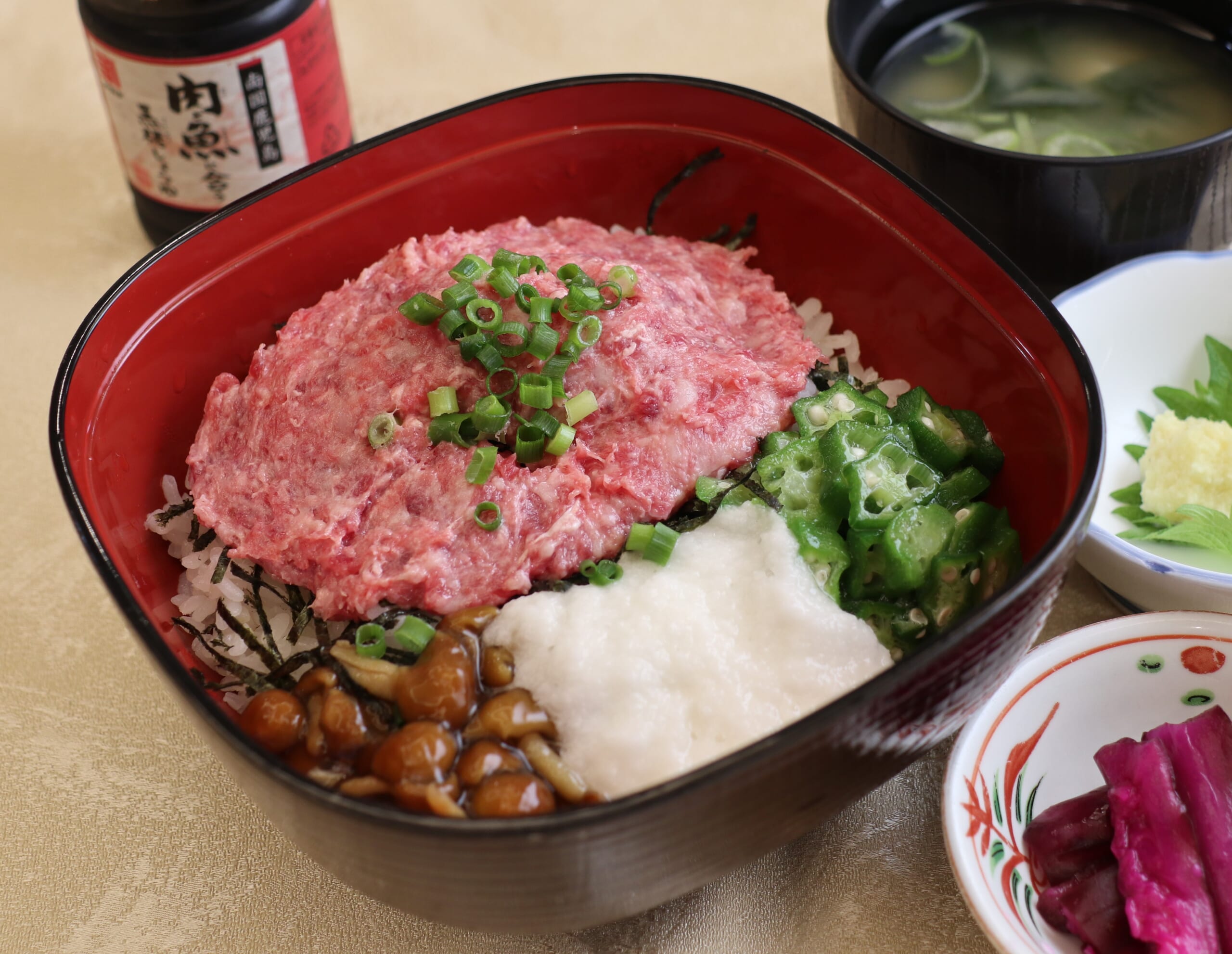 写真：桜うまトロ丼 （熊本　千興ファームの馬肉）